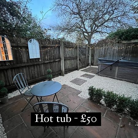 헨리인아덴 The Hideaway, Hot Tub 아파트 외부 사진