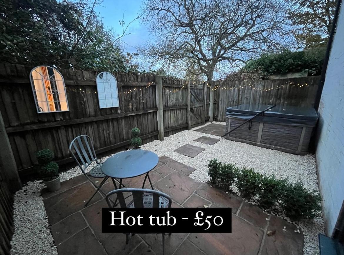 헨리인아덴 The Hideaway, Hot Tub 아파트 외부 사진